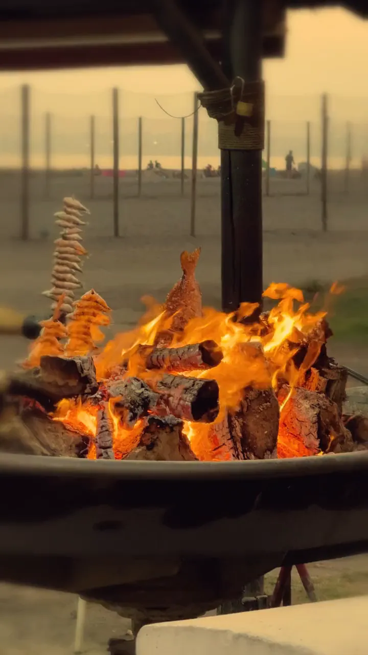 Espetos de sardinas en el fuego